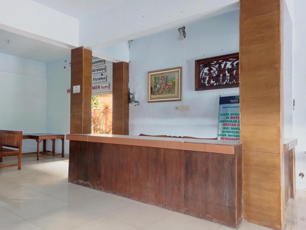 Oyo 90093 Dw Hotel Malang Kültér fotó