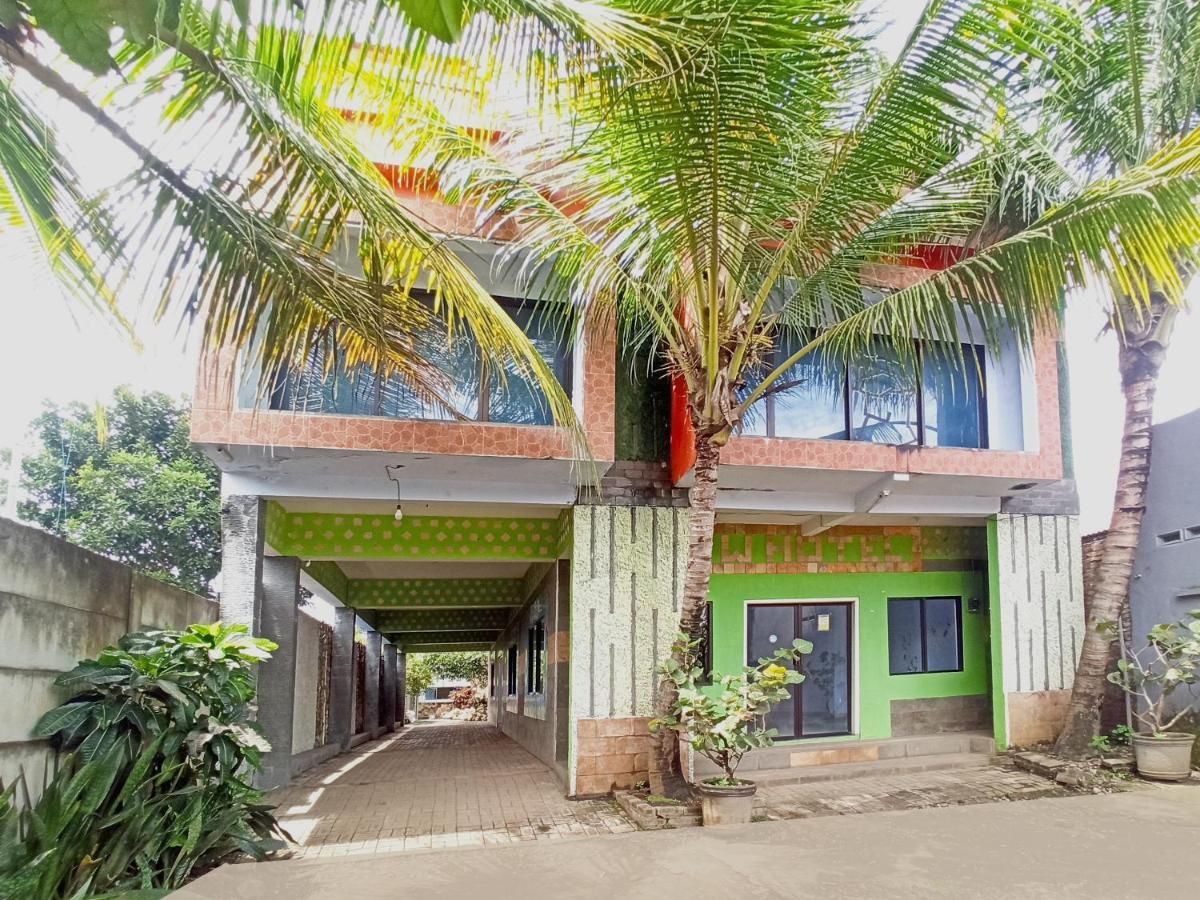 Oyo 90093 Dw Hotel Malang Kültér fotó