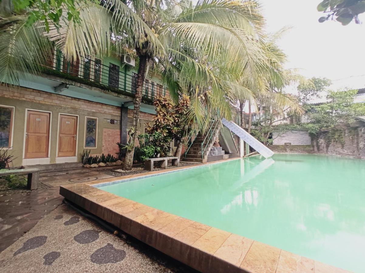 Oyo 90093 Dw Hotel Malang Kültér fotó