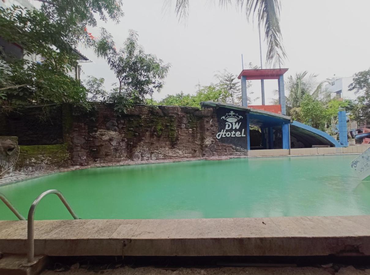 Oyo 90093 Dw Hotel Malang Kültér fotó