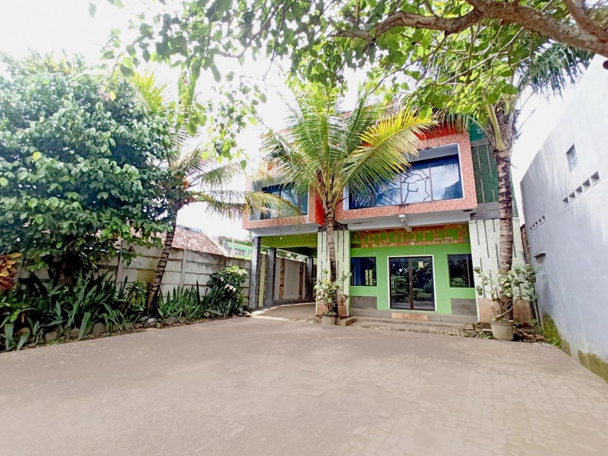 Oyo 90093 Dw Hotel Malang Kültér fotó