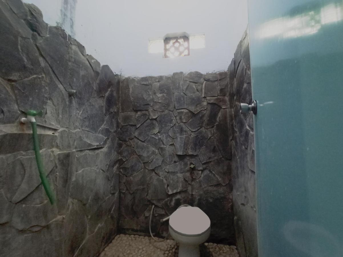 Oyo 90093 Dw Hotel Malang Kültér fotó