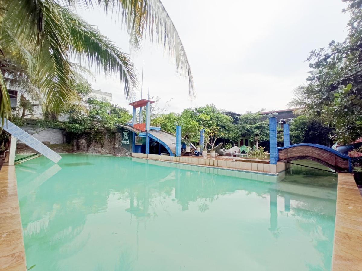 Oyo 90093 Dw Hotel Malang Kültér fotó