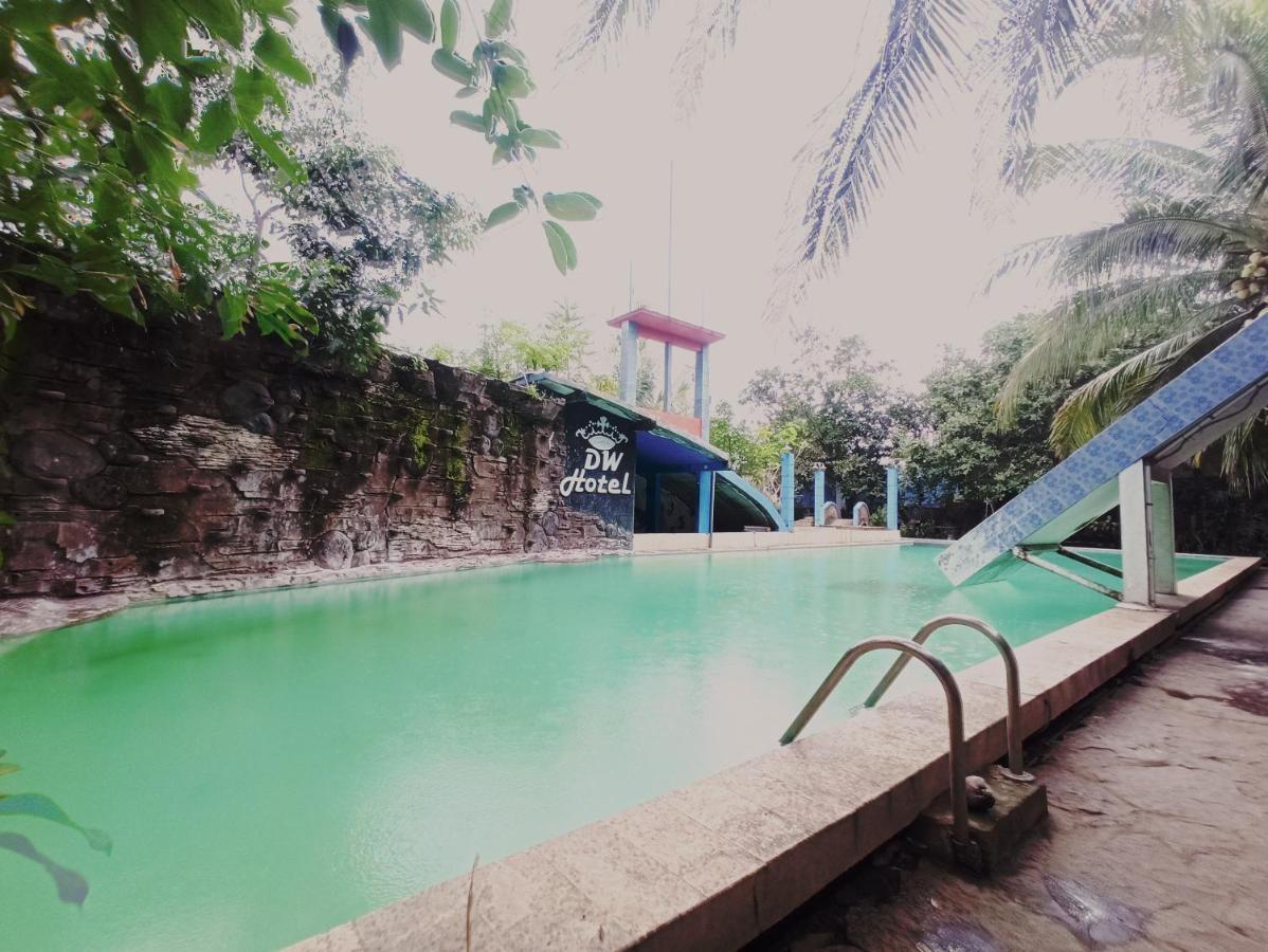 Oyo 90093 Dw Hotel Malang Kültér fotó