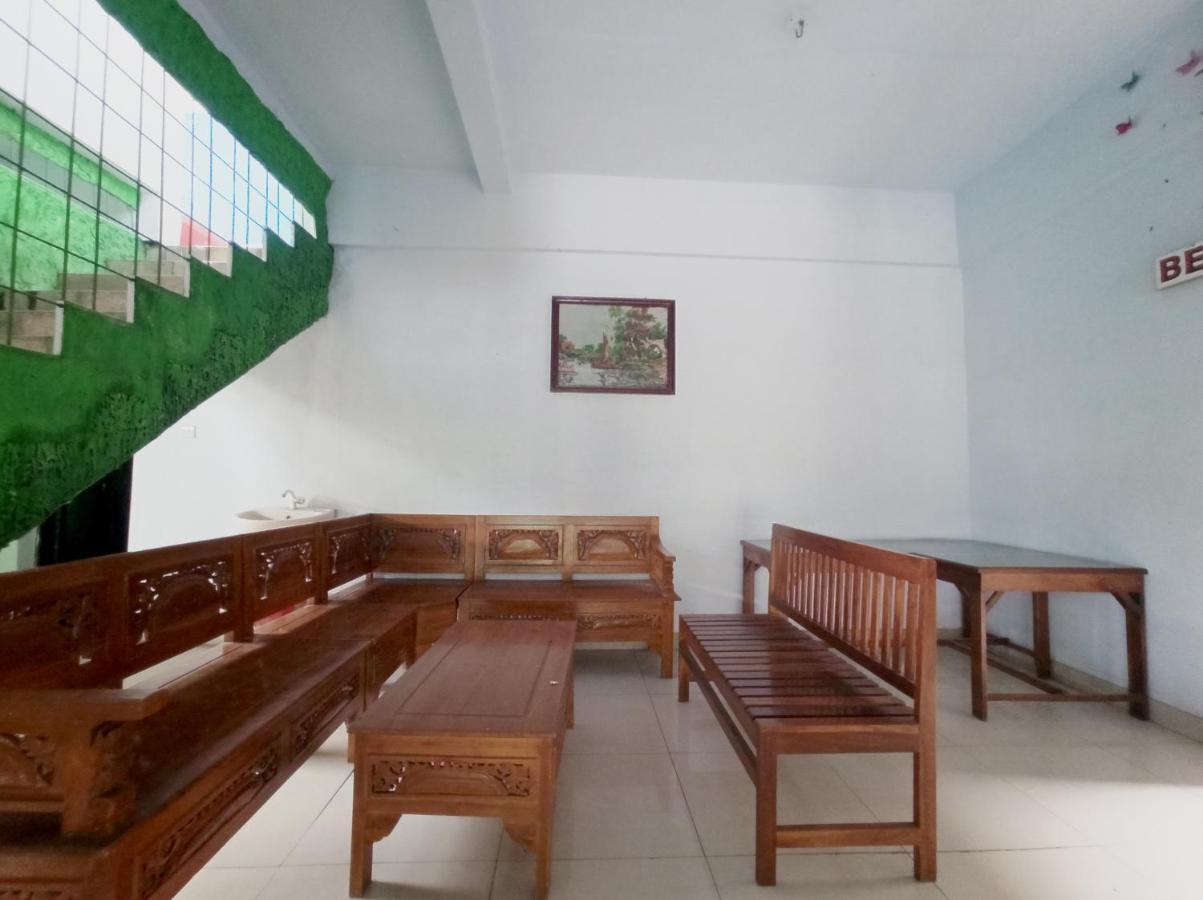 Oyo 90093 Dw Hotel Malang Kültér fotó
